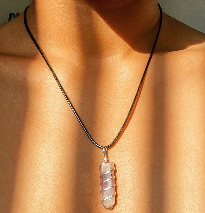 Collana pendente avvolta in filo di ametista, collana di pietre preziose di cristallo di guarigione al quarzo di proprietà nera di provenienza etica
