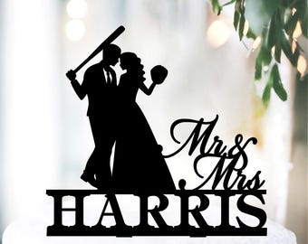 Può includere: Silhouette nera di una sposa e uno sposo che tengono una mazza da baseball e una palla. Il testo "Mr & Mrs HARRIS" è sotto la coppia.