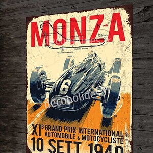 Peut inclure: Une plaque en métal de style vintage représentant une illustration en noir et blanc d'une voiture de course sur un circuit. La plaque a un fond jaune avec du texte rouge qui dit "MONZA XI GRAND PRIX INTERNATIONAL AUTOMOBILE & MOTOCYCLISTE 10 SETT 1949".
