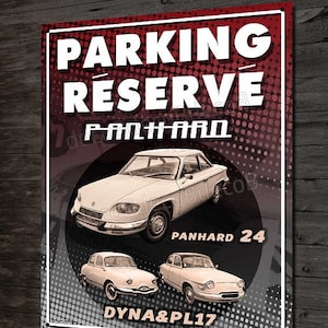 Op de afbeelding: Een rood en wit metalen bord met de tekst "Parking Reserve Panhard" en afbeeldingen van drie vintage auto's. De auto's zijn een Panhard 24, een Dyna en een PL17. Het bord is gemaakt in Frankrijk.