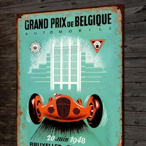 Könnte beinhalten: Ein Vintage-Metallschild, das den Grand Prix de Belgique Automobile in Brüssel, Belgien, am 20. Juni 1948 bewirbt. Das Schild zeigt ein rotes Rennwagen, das auf den Betrachter zufährt, vor einem blau-weißen Hintergrund.