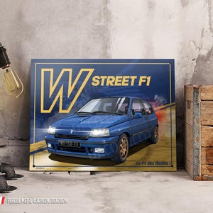 Puede incluir: Un coche azul con el texto "W STREET F1" y "La F1 des Routes!" sobre un fondo azul y dorado. El coche tiene una matrícula blanca que dice "WI-150-CV".