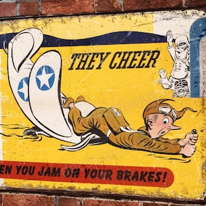 Può includere: Un cartello in metallo in stile vintage con sfondo giallo e un'illustrazione di un pilota in un aereo. Il cartello recita "They Cheer When You Jam On Your Brakes!"
