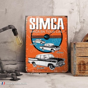 Può includere: Un cartello vintage in metallo che pubblicizza le auto Simca. Il cartello presenta uno sfondo rosso con testo bianco e un cerchio blu. Il testo recita "Simca" e "Simca en tous cas!" Il cartello presenta anche immagini di tre diverse auto Simca: l'Ariane, la Vedette e l'Aronde.