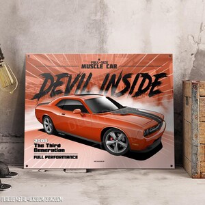 Peut inclure: Panneau métallique orange représentant une voiture de sport avec des bandes noires et l'inscription "DEVIL INSIDE". Le panneau comprend également le texte "2008 The Third Generation FULL PERFORMANCE". Le panneau mesure 40 x 30 cm.