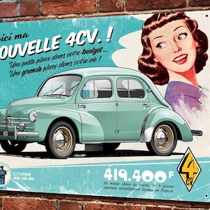 Op de afbeelding: Een vintage advertentie voor de Renault 4CV auto. De advertentie toont een lichtblauwe auto met een vrouw in een paarse jurk die naar de auto kijkt. De tekst luidt "Voici ma NOUVELLE 4CV!" en "Une petite place dans votre budget... Une grande place dans votre vie!" De advertentie vermeldt ook de prijs van de auto, "419.400F", en het brandstofverbruik, "5.7 LITRES AUX 100 KM".