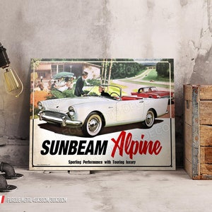 Op de afbeelding: Rechthoekig metalen bord met reclame voor een Sunbeam Alpine. Het bord toont een witte cabriolet met rood interieur en de tekst "SUNBEAM Alpine". Het bord is 40 cm x 30 cm groot en wordt gepresenteerd tegen een grijze muur. Tekst: "Sportieve prestaties met touring luxe".