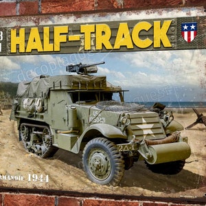 Può includere: Un cartello in metallo in stile vintage con un mezzo cingolato militare verde con una copertura in tela. Il cartello ha uno sfondo giallo con il testo "M3 A1 HALF-TRACK" in lettere nere. Il cartello presenta anche una bandiera americana rosso, bianco e blu e il testo "NORMANDIE 1944".