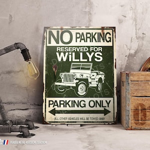 Op de afbeelding: Een groen metalen bord met witte tekst die "No Parking Reserved for Willys Parking Only All Other Vehicles Will Be Towed Away" luidt. Het bord toont een zwart-witte illustratie van een Willys Jeep.