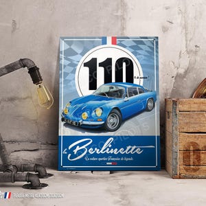 Op de afbeelding: Een blauw en wit metalen bord met een vintage illustratie van een blauwe Alpine A110 sportwagen. Het bord heeft het nummer "110" en de tekst "La Berlinette, La voiture sportive Française de légende".