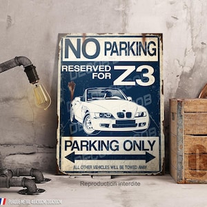 Può includere: Un cartello in metallo in stile vintage con sfondo blu e testo bianco che recita "NO PARKING RESERVED FOR Z3 PARKING ONLY". Il cartello presenta una grafica di auto bianca e il testo "ALL OTHER VEHICLES WILL BE TOWED AWAY". Il cartello misura 40 x 30 cm.