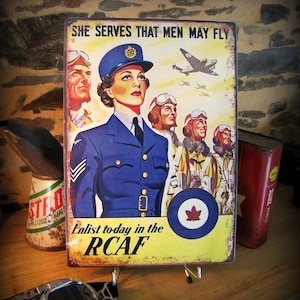 Op de afbeelding: Een vintage metalen bord met een gele achtergrond en een rood esdoornblad in een blauwe cirkel. Het bord toont een vrouw in een blauw uniform met een pet en een groep mannen in vluchtpakken. De tekst op het bord luidt "She serves that men may fly. Enlist today in the RCAF."