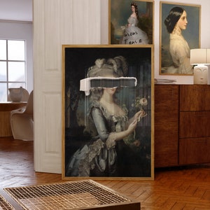 Può includere: Una stampa d'arte incorniciata raffigurante il ritratto di una figura in stile XVIII secolo con un abito blu con finiture in pizzo, che tiene in mano un fiore. Una striscia di carta rettangolare bianca copre gli occhi, oscurando il volto.