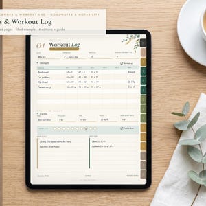 Op de afbeelding: Een digitale tablet met een fitnessplanner en workout log sjabloon met een crèmekleurige achtergrond, donkere tekst en gekleurde tabbladen aan de zijkant. Het scherm toont secties voor krachttraining en cardio met handgeschreven invoer.