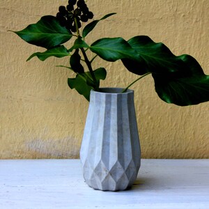 Betonvase für Trockenblumen kleine Vase aus Beton grau image 2