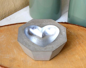 Silberfarbenes Herz Betonschälchen mit Blattmetall