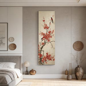 以下が含まれることがあります： アジア風の絵画。赤い花と2羽の鳥が描かれた木が特徴です。背景はクリーム色です。リビングルームや寝室に適しており、高さは約150cmです。