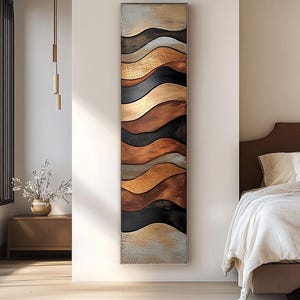 Puede incluir: Arte mural vertical con una serie de formas onduladas en capas en tonos dorados, bronce, negro y marrón. La obra de arte tiene una apariencia texturizada y está montada en una pared de color neutro, agregando un toque decorativo moderno.