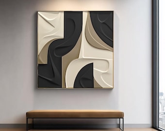 Könnte beinhalten: Abstrakte Wandkunst in einem goldenen Rahmen. Das Kunstwerk zeigt ein geometrisches Design mit geschwungenen und eckigen Formen in Schwarz, Beige und Off-White. Das Bild hängt über einer braunen Bank mit schwarzem Metallrahmen.