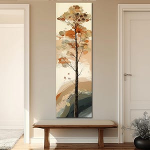 Op de afbeelding: Verticale canvas print met een gestileerde boom met een donkerbruine stam en takken. Het kunstwerk heeft een neutraal kleurenpalet met tinten bruin, oranje en beige, wat een serene, natuurlijke landschap oproept. Het schilderij wordt in een goed verlichte gang getoond.