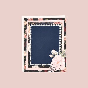 Biglietto d'auguri con fiori rosa e blu navy