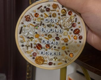 Chicas guapas leen libros. Adorno de regalo con cuentas para amantes de los libros.