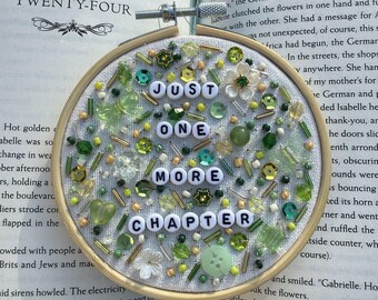 Solo un capítulo más - Adorno de regalo con cuentas para amantes de los libros