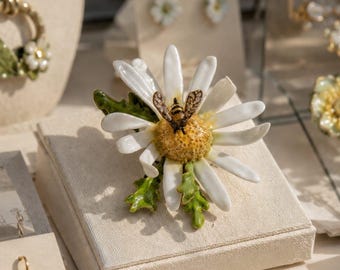 Brooch “Daisy Magic”