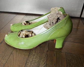 Vintage Bruno Magli Green Leather Heels 37/6.5-7US Peep Toe Perforated Comfortable Walkable Low Heel Made in Italy