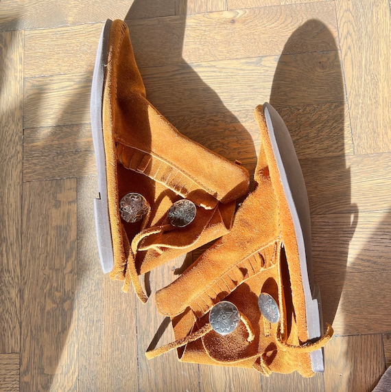MINNETONKA Booties 6.5 US Vintage Like New Condition Classic Toffee Brown Leather Suede Fringed Moccasins With Sterling Silver Buttons Cute Etsy