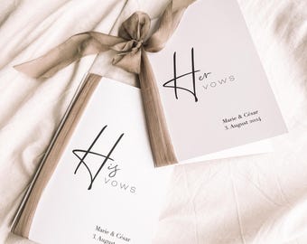 Może przedstawiać: Dwa zeszyty z przysięgami ślubnymi z tekstem "His Vows" i "Her Vows" w eleganckim czarnym skrypcie. Wydrukowano również imiona "Marie & César" i datę "3 sierpnia 2024". Brązowa wstążka łączy zeszyty, na białym tle.