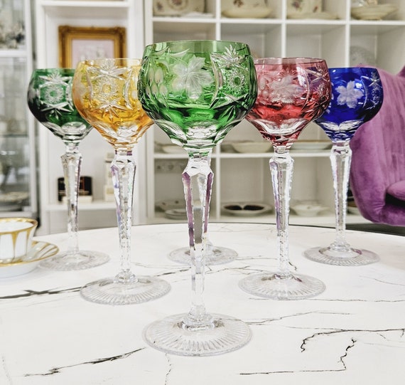 De Betoverende Wereld van Gekleurde Kristallen Wijnglazen: Meer dan Alleen Drinken () De Betoverende Wereld van Gekleurde Kristallen Wijnglazen: Meer dan Alleen Drinken