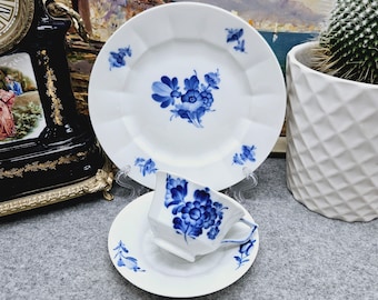 Luxurious, hand-painted Royal Copenhagen porcelain TRIO (1 cup + 2 saucers). (160 ml.)