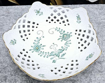 Hand-painted, gilded, royal &quot;Meissen&quot; white porcelain serving plate. &quot;Green Indian&quot; collection. (18cm.)