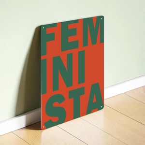 Feminismus Metallschild mit FEMINISTA-Schriftzug – modernes Statement-Design auf 3mm dickem Metall.