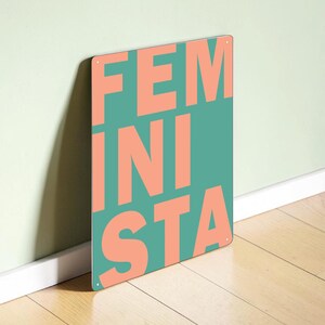 Feminismus Metallschild mit FEMINISTA-Schriftzug – modernes Statement-Design auf 3mm dickem Metall.
