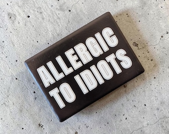 Ceramic fridge magnet "Allergic to Idiots" | Slogan magnet for magnetic boards & kitchens | 3D textured quote in black and white | Funny gift idea