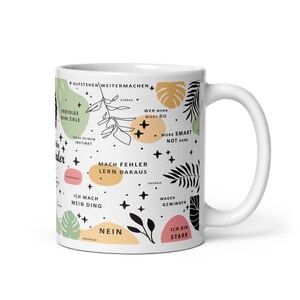 Die Tasse im floralen Design nutzt dir als täglicher Motivator. Auf der Kaffeetasse sind unterschiedliche Sprüche mit motivierenden und inspirierenden Sprüchen für deine tägliche Arbeit aufgedruckt.