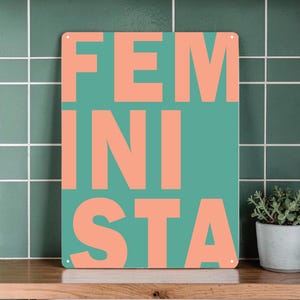 Feminismus Metallschild mit FEMINISTA-Schriftzug – modernes Statement-Design auf 3mm dickem Metall.