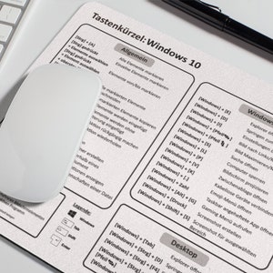 Könnte beinhalten: Ein weißes Mauspad mit grauem Hintergrund und schwarzem Text. Der Text ist eine Liste von Tastenkürzeln für Windows 10, darunter allgemeine Tastenkürzel, Tastenkürzel für Windows und Tastenkürzel für den Desktop.