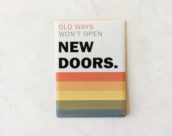 Ceramic fridge magnet with retro saying | Old Ways Won't Open New Doors | Motivational magnet 7 x 5 cm | Gift for colleagues, mindfulness