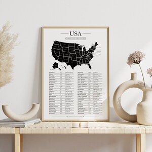Diese minimalistische Karte der Vereinigten Staaten von Amerika zeigt dir alle 50 Bundesstaaten, inklusive Tabelle mit den Hauptstädten und Abkürzungen.