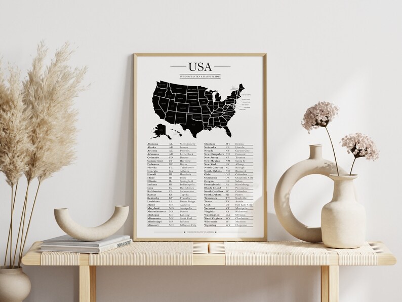 Diese minimalistische Karte der Vereinigten Staaten von Amerika zeigt dir alle 50 Bundesstaaten, inklusive Tabelle mit den Hauptstädten und Abkürzungen.