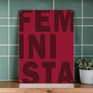 Feminismus Metallschild mit FEMINISTA-Schriftzug – modernes Statement-Design auf 3mm dickem Metall.