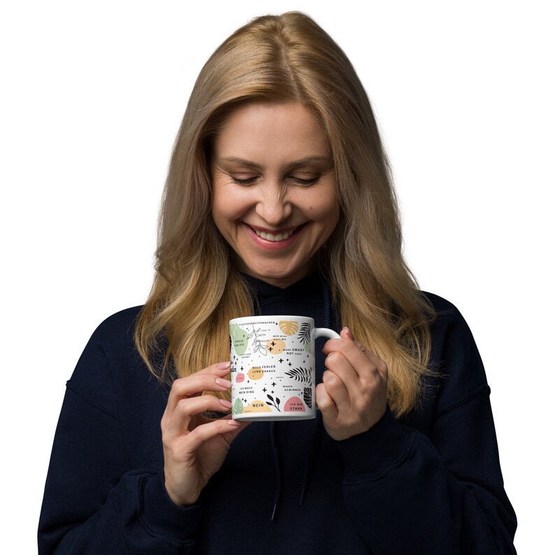 Die Tasse im floralen Design nutzt dir als täglicher Motivator. Auf der Kaffeetasse sind unterschiedliche Sprüche mit motivierenden und inspirierenden Sprüchen für deine tägliche Arbeit aufgedruckt.
