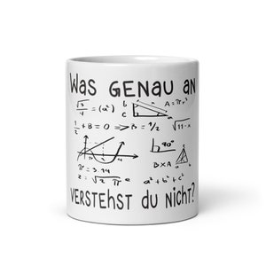 Peut inclure: Mug en céramique blanche avec du texte noir et des équations mathématiques. Le texte dit "Was genau an VERSTEHST du Nicht?"