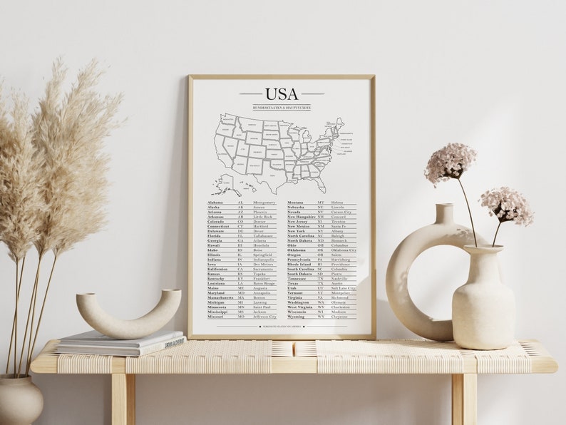 Diese minimalistische Karte der Vereinigten Staaten von Amerika zeigt dir alle 50 Bundesstaaten, inklusive Tabelle mit den Hauptstädten und Abkürzungen.