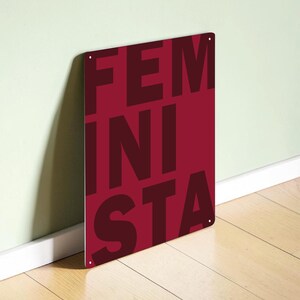 Feminismus Metallschild mit FEMINISTA-Schriftzug – modernes Statement-Design auf 3mm dickem Metall.