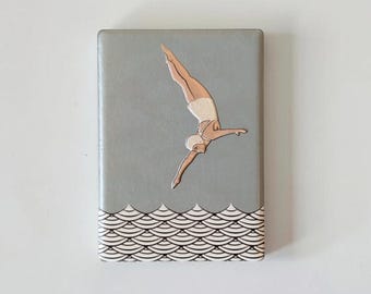Ceramic refrigerator magnet, diver, waves | Art Deco magnet 7 x 5 cm, green-green | Vintage swimmer, kitchen decor | Retro swimming gift