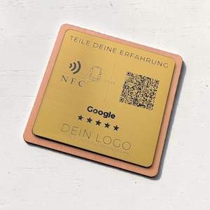 Könnte beinhalten: Ein quadratisches Schild mit goldfarbener Metalloberfläche auf einem hellen Holzsockel. Das Schild zeigt den Text TEILE DEINE ERFAHRUNG, ein NFC-Symbol, einen QR-Code, das Google-Logo mit fünf Sternen und den Text DEIN LOGO ODER UNTERNEHMENSNAME.